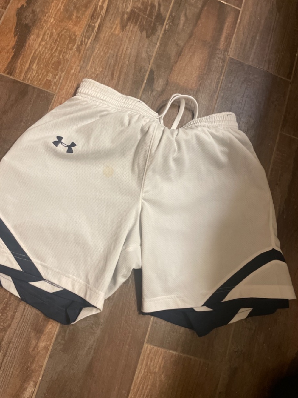 Women’s medium under armor basketball ahorts - Picture 3 of 6
